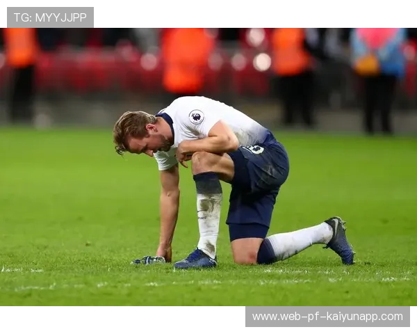 凯恩双脚急停后顺势传球，热刺通过连线完成突破